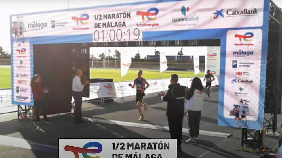 Sondre Nordstad  Moen løper i mål som tredjemann på tiden 1:00:20 i dagens Malaga halvmaraton (Bilde fra målstreaming)