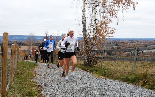 Liv Tone Heramb fra Risberget IL i tet foran dagens vinner Ragnhild Haukåen fra Sør-Vekkom Lauparlag 1,5 km ut i Ottestad Rundt. (Foto: Stein Arne Negård)