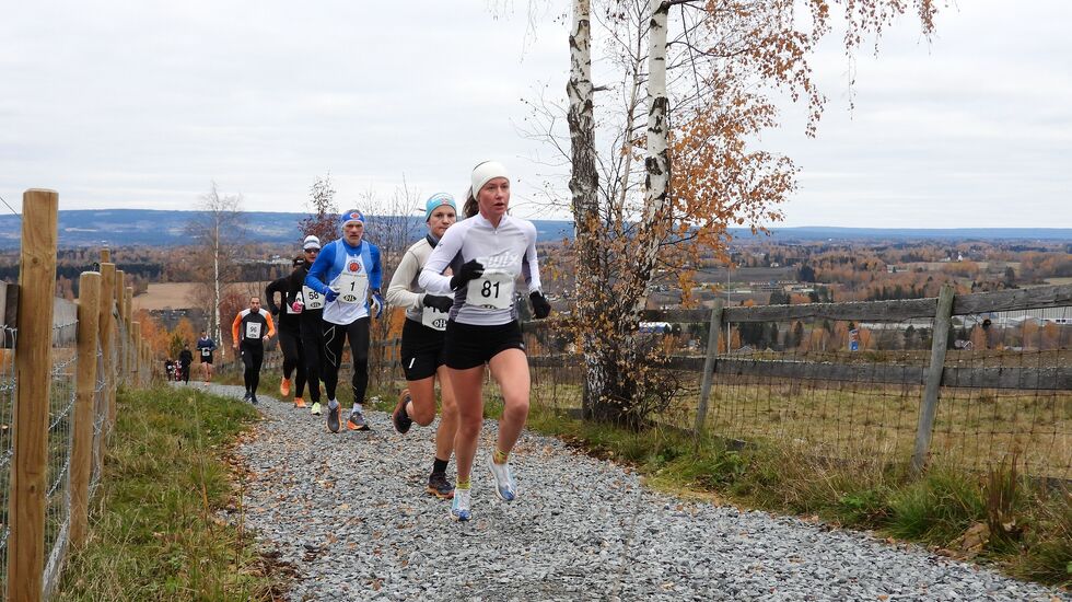 Liv Tone Heramb fra Risberget IL i tet foran dagens vinner Ragnhild Haukåen fra Sør-Vekkom Lauparlag 1,5 km ut i Ottestad Rundt. (Foto: Stein Arne Negård)