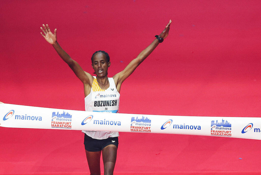 Buzunesh Gudeta vant kvinneklassen i Frankfurt Marathon på 2:19:27. (Foto: Sailer / photorun.net)