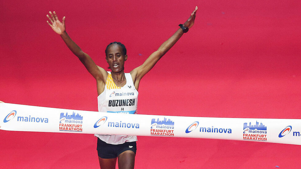 Buzunesh Gudeta vant kvinneklassen i Frankfurt Marathon på 2:19:27. (Foto: Sailer / photorun.net)