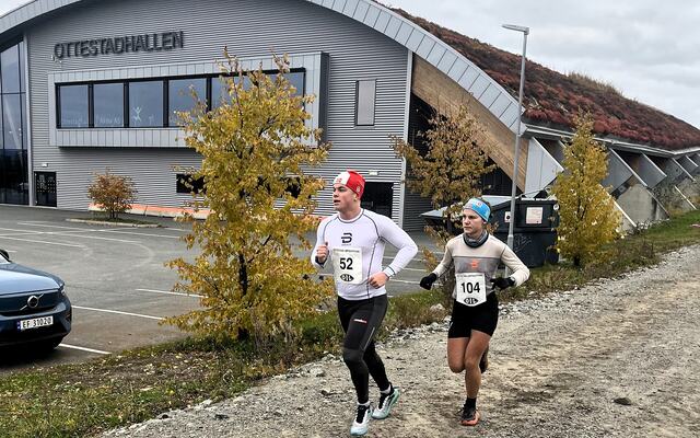 Løyperekordsetter Ragnhild Haukåen passerer Ottestadhallen sammen med Simen Olsen Kirkevik, det tidligere start- og målområdet for løpsfestivalen. (Foto: Pål-Erik Langøigjelten)