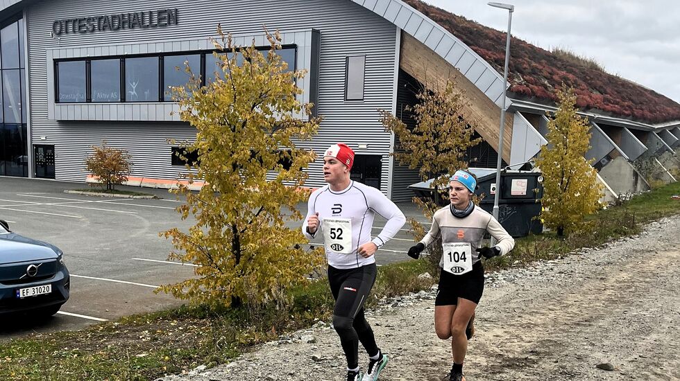 Løyperekordsetter Ragnhild Haukåen passerer Ottestadhallen sammen med Simen Olsen Kirkevik, det tidligere start- og målområdet for løpsfestivalen. (Foto: Pål-Erik Langøigjelten)