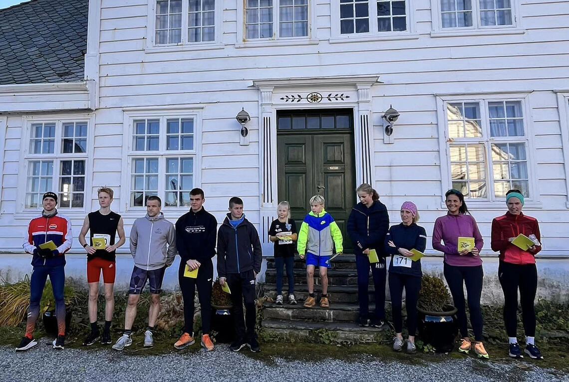 Premieutdeling på Glesværløpet. Marius Sørli (helt til venstre) vant herreklassen og var samtidig kun ett sekund bak sin egen løyperekord. (Foto fra arrangørens facebookside)
