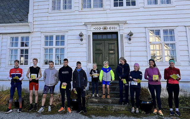 Premieutdeling på Glesværløpet. Marius Sørli (helt til venstre) vant herreklassen og var samtidig kun ett sekund bak sin egen løyperekord. (Foto fra arrangørens facebookside)