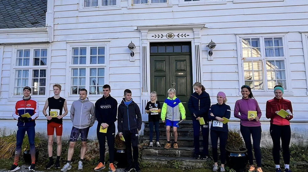 Premieutdeling på Glesværløpet. Marius Sørli (helt til venstre) vant herreklassen og var samtidig kun ett sekund bak sin egen løyperekord. (Foto fra arrangørens facebookside)