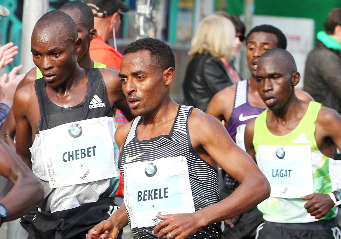 Kenenisa Bekele har vunnet Berlin Marathon to ganger, og her er han på vei mot seier i 2016. (Foto: Kjell Vigestad) 