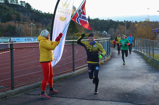 Deltagerne jubles i mål etter å ha gjennomført første delen av Askøytrippelen: fjelløp opp til Dronningen. Nå venter terrengløp og baneløp. (Alle foto: Arne Dag Myking)