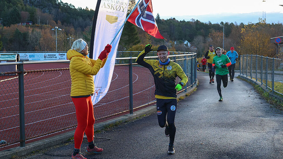Deltagerne jubles i mål etter å ha gjennomført første delen av Askøytrippelen: fjelløp opp til Dronningen. Nå venter terrengløp og baneløp. (Alle foto: Arne Dag Myking)