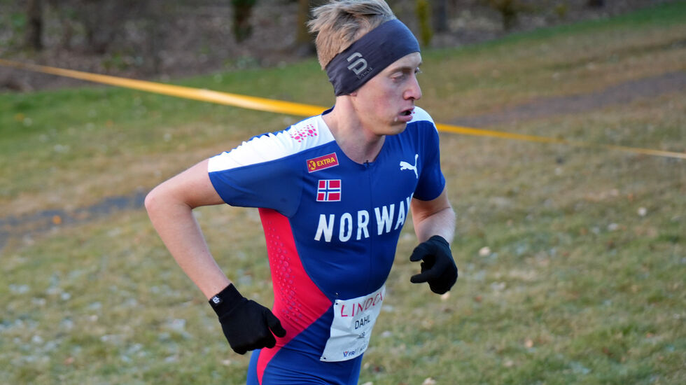 Even Brøndbo Dahl på vei mot gull under nordisk mesterskap i terrengløp. (Foto: Einar Børve)