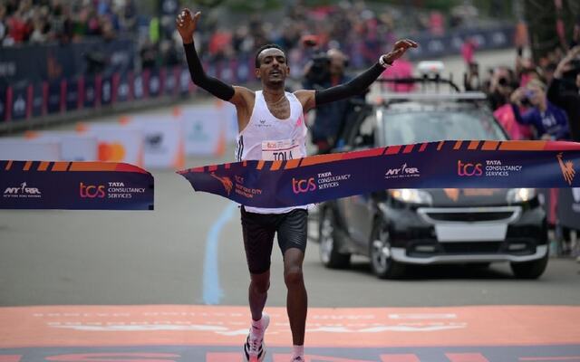Tamirat Tola bryter målsnøret i New York søndag og setter ny løyperekord på 2:04:58. (Foto fra New York Road Runners Facebookside)