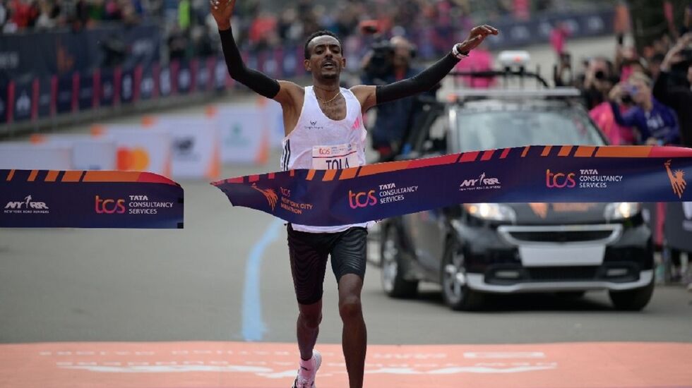 Tamirat Tola  bryter målsnøret i New York søndag og setter ny løyperekord på 2:04:58. (Foto fra New York Road Runners Facebookside)