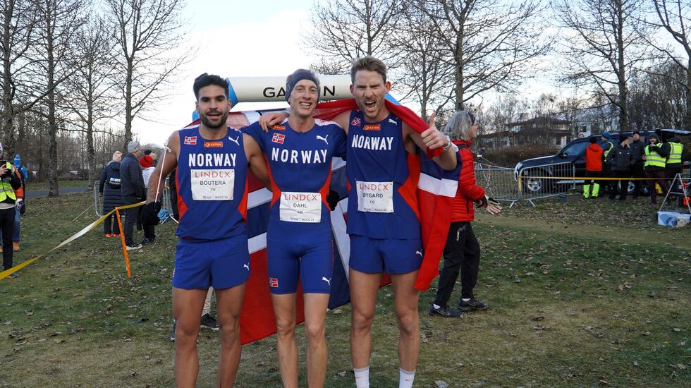 Jacob Boutera (fra v.), Even Brøndbo Dahl og Eivind Øygard etter å ha sikret Norge to individuelle medaljer og laggull på Island. (Foto: Einar Børve)