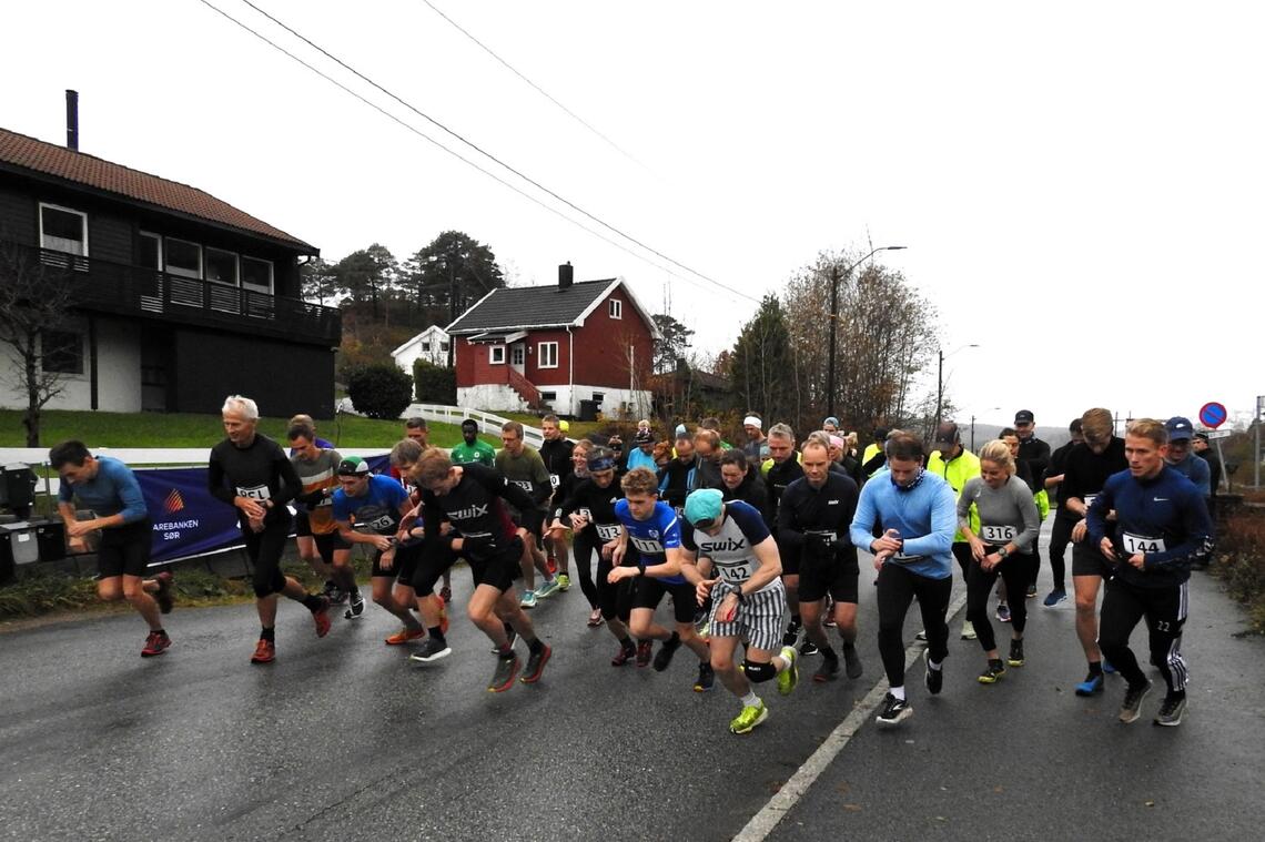 Startskuddet har gått ved Frøysland skole med 55 løpere i feltet. (Foto: Ivar Gogstad)