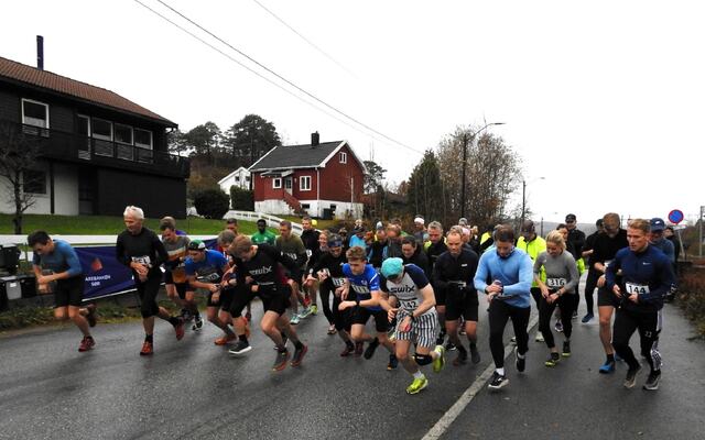 Startskuddet har gått ved Frøysland skole med 55 løpere i feltet. (Foto: Ivar Gogstad)