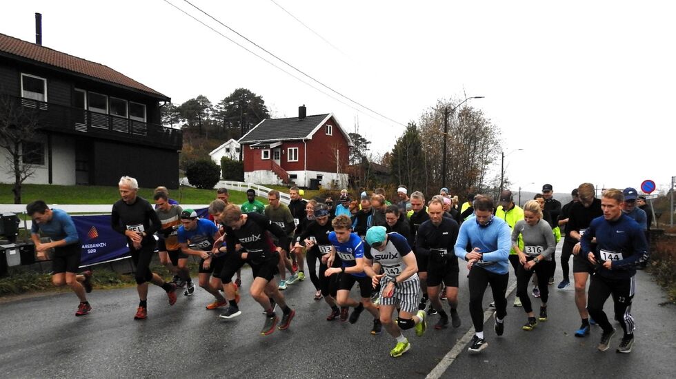 Startskuddet har gått ved Frøysland skole med 55 løpere i feltet. (Foto: Ivar Gogstad)