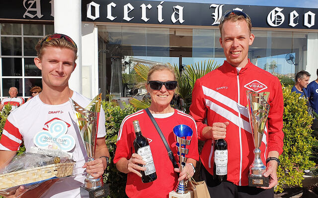 Theodor Berre Jacobsen (til venstre), Synøve Brox og Steinar Bøe ble behørig premiert som totalvinnere i Cross Mar de Pulpi. (Foto: Runar Gilberg)