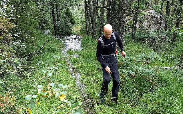 Ut på tur: Somme dagar skin sola. Andre dagar må ein rekne med å bli blaut på beina. (Foto: Terje Gilberg)