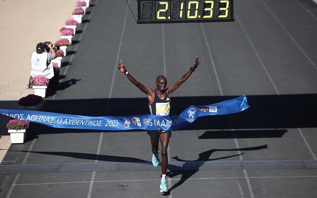 Edwin Kiprop Kiptoo i mål til rekordtiden 2:10:34 i Athen søndag. (Foto fra Athens Marathons facebookside)