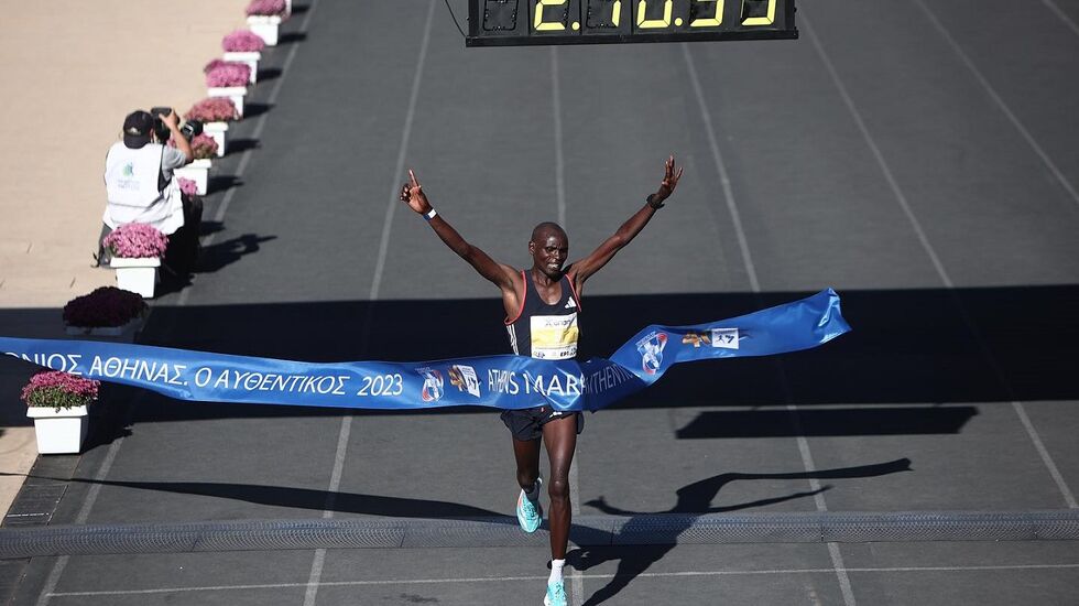 Edwin Kiprop Kiptoo i mål til rekordtiden 2:10:34 i Athen søndag. (Foto fra Athens Marathons facebookside)