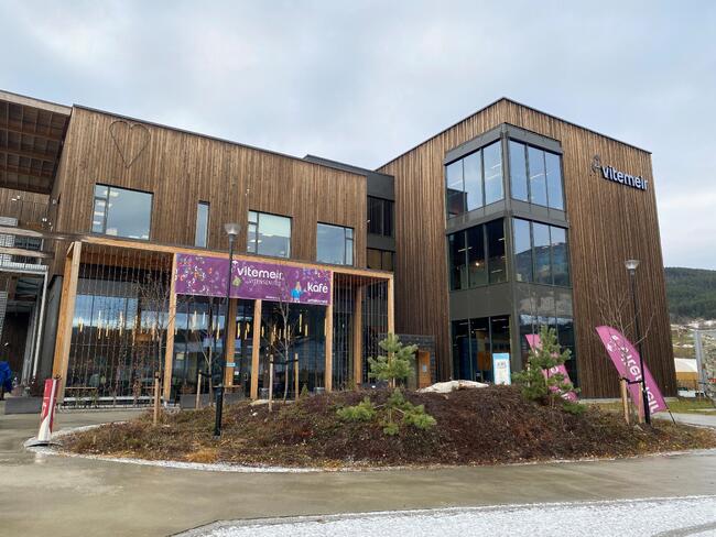 ViteMeir på Kaupanger. (Foto: Mariann Skau) Stor trebygning med lilla banner med ViteMeir.