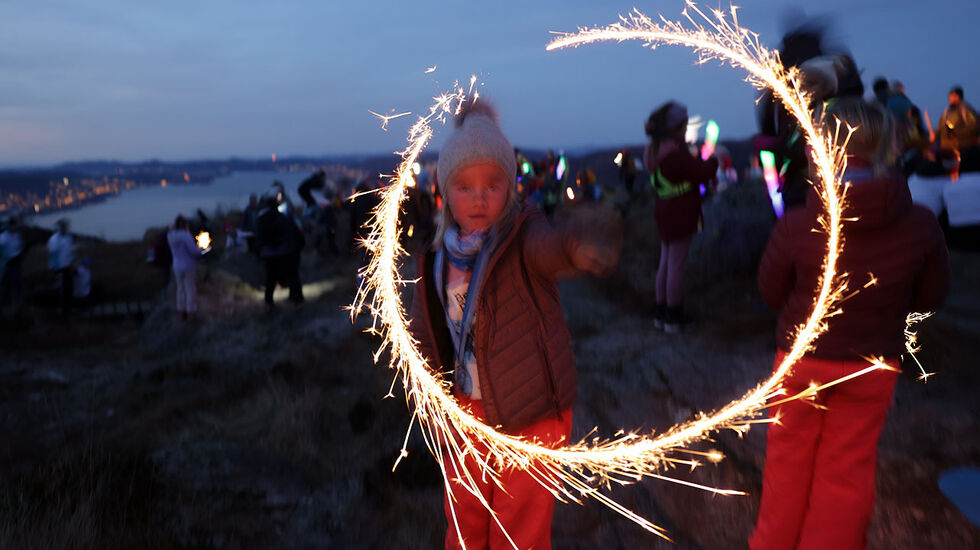 Det blir samling rett nedenfor toppen av Løvstakken, og der tennes faklene og stjerneskuddene og det grilles pølser. (Foto: Arne Dag Myking)