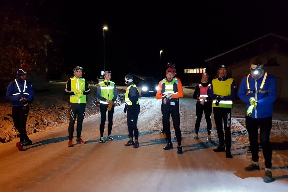 Seks mann og tre kvinner klare til start i den 7,4 km lange Glestadrunden med klokka. (Foto: Stein Arne Negård)