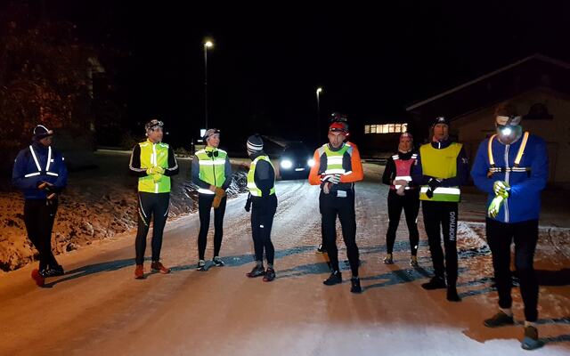 Seks mann og tre kvinner klare til start i den 7,4 km lange Glestadrunden med klokka. (Foto: Stein Arne Negård)