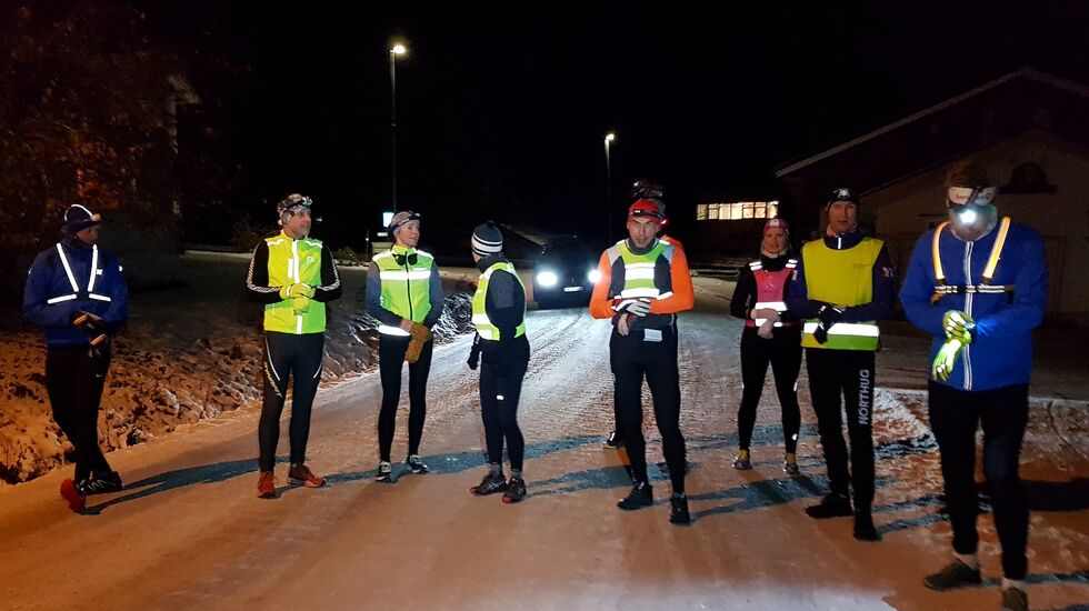 Seks mann og tre kvinner klare til start i den 7,4 km lange Glestadrunden med klokka. (Foto: Stein Arne Negård)