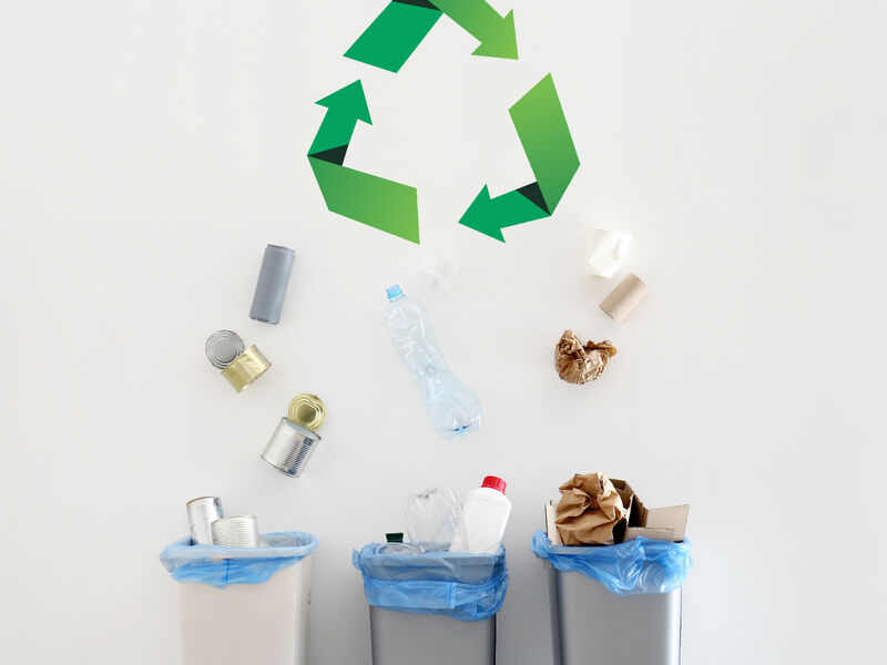 tre søppelbøtter, metallbokser, papir, plast, sorteringsmerke