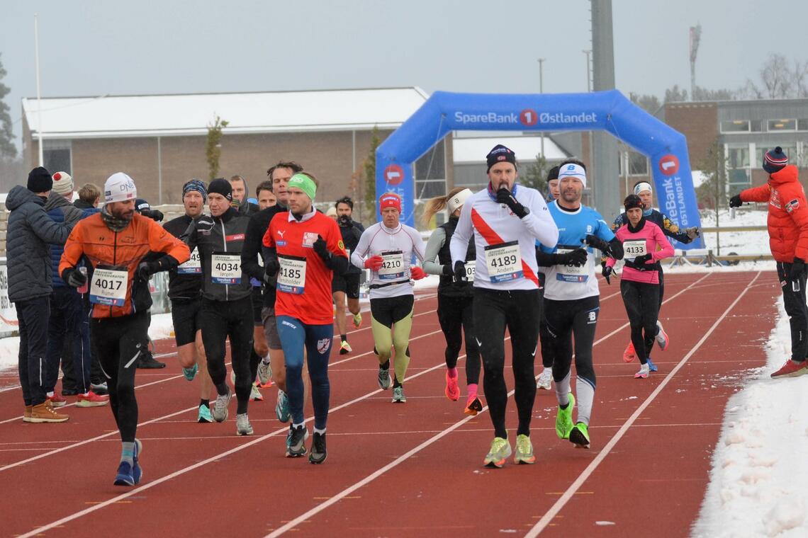 Maratonløpere runder inne på Jessheim Stadion for siste gang søndag. (Foto: Janne Slorafoss)