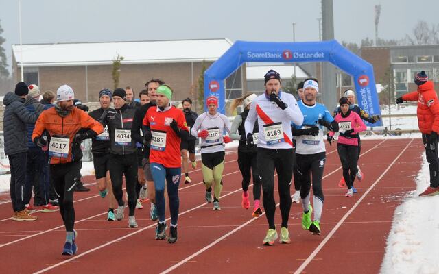 Maratonløpere runder inne på Jessheim Stadion for siste gang søndag. (Foto: Janne Slorafoss)
