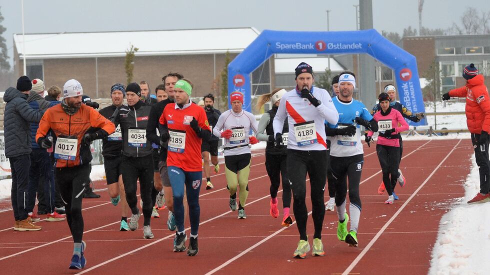 Maratonløpere runder inne på Jessheim Stadion for siste gang søndag. (Foto: Janne Slorafoss)