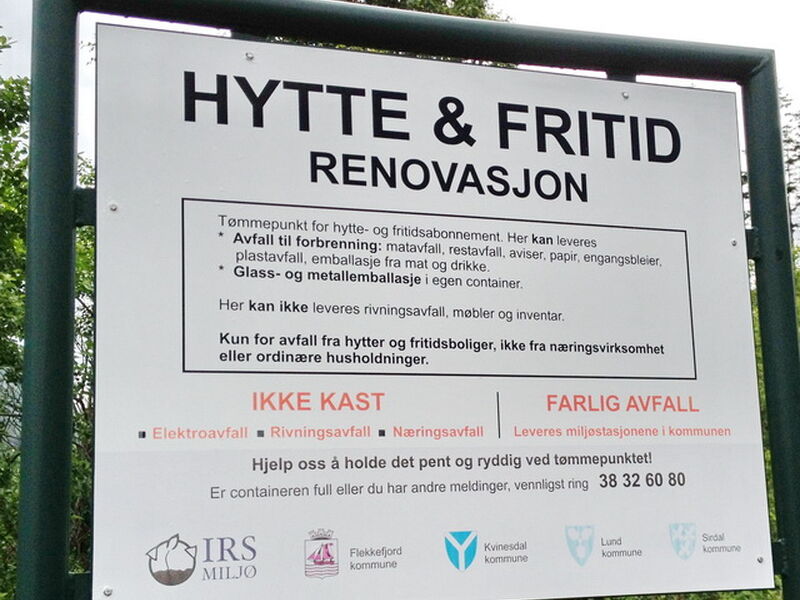 Bilde av skiltet som står ved alle hyttecontainere