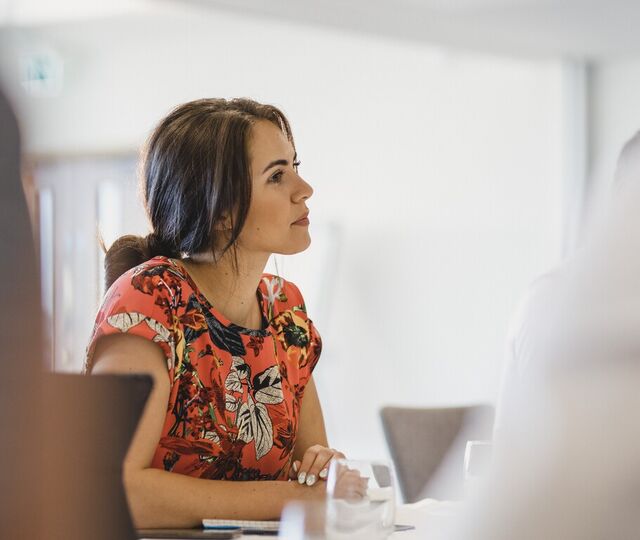 Hvordan finne ut om en medarbeider trives på jobb?