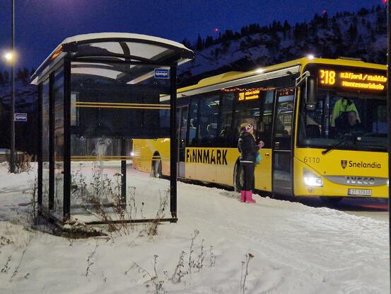 Gul buss fra Snelandia ved holdeplass i Saga, vinter.