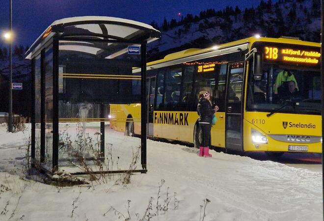 Gul buss fra Snelandia ved holdeplass i Saga, vinter.