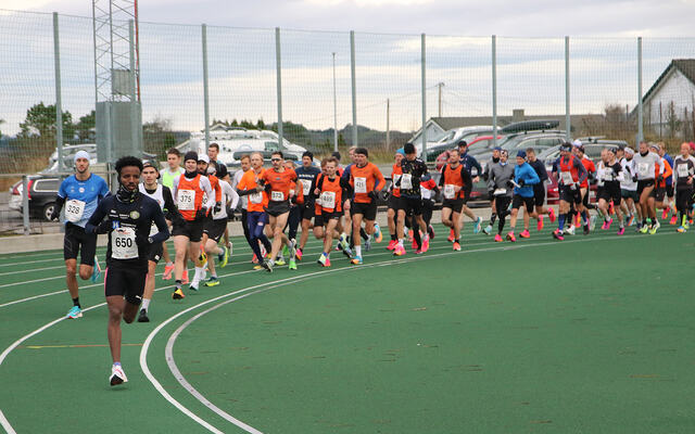 Tedros Haile tok teten ut frå start på halvmaraton og var òg først i mål, på 1.09.40. (Foto: Runar Gilberg)