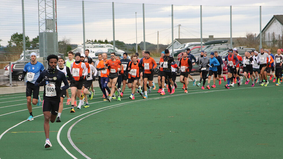 Tedros Haile tok teten ut frå start på halvmaraton og var òg først i mål, på 1.09.40. (Foto: Runar Gilberg) 