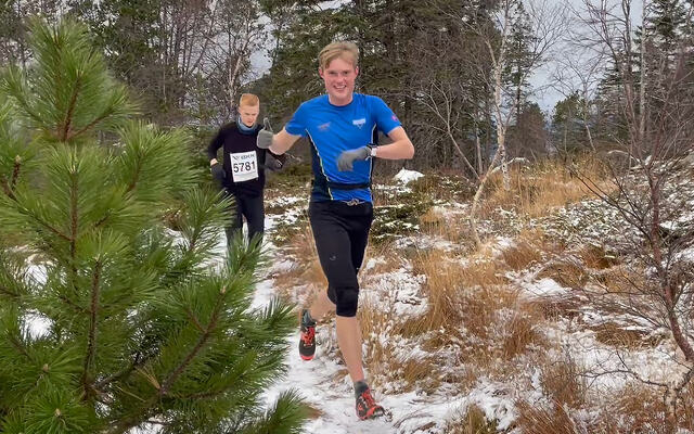 Her kommer Mark Purkis foran Tor Naustdal Helgheim som de to første mennene opp til Fløyen, men i mål var plassene byttet om. (Foto og video: Arne Dag Myking)