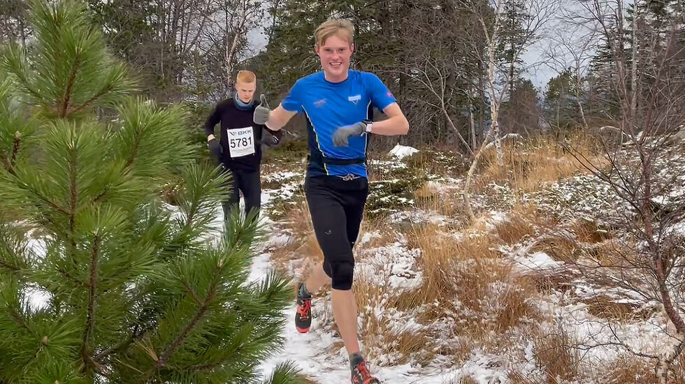 Her kommer Mark Purkis foran Tor Naustdal Helgheim som de to første mennene opp til Fløyen, men i mål var plassene byttet om. (Foto og video: Arne Dag Myking)