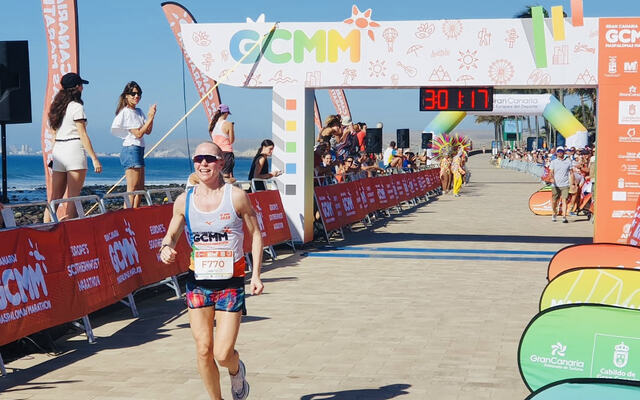 Anette Leistad løp inn til tredjeplass i en varm utgave av Maspalomas Marathon. (Foto: arrangøren)