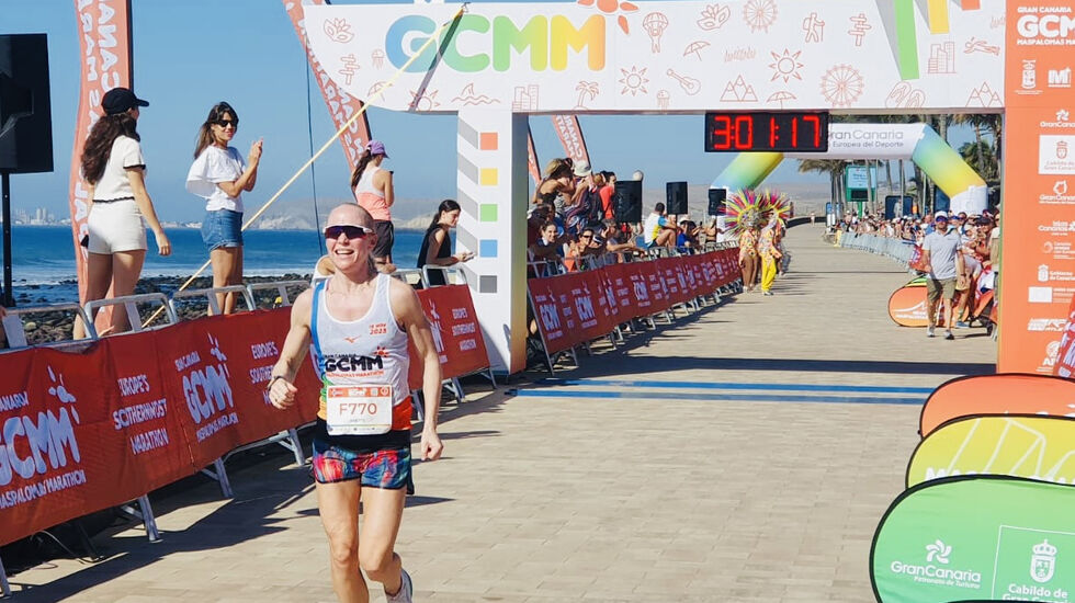 Anette Leistad løp inn til tredjeplass i en varm utgave av Maspalomas Marathon. (Foto: arrangøren)