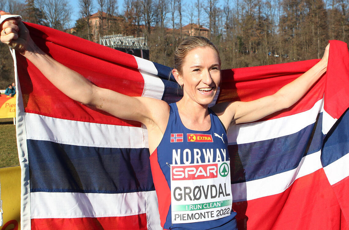 Karoline Bjerkeli Grøvdal kunne juble for gull i EM i både fjor og forfjor. I desember kan det bli mer jubel for den meritterte terrengløperen. (Foto: Kjell Vigestad)