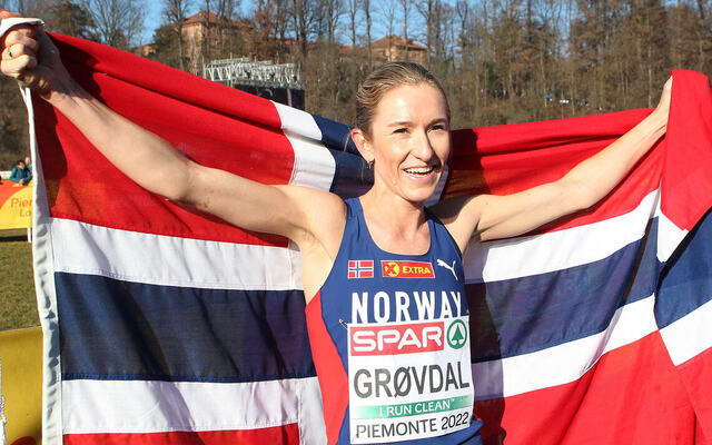 Karoline Bjerkeli Grøvdal kunne juble for gull i EM i både fjor og forfjor. I desember kan det bli mer jubel for den meritterte terrengløperen. (Foto: Kjell Vigestad)