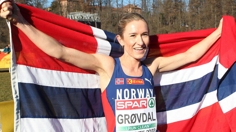 Karoline Bjerkeli Grøvdal kunne juble for gull i EM i både fjor og forfjor. I desember kan det bli mer jubel for den meritterte terrengløperen. (Foto: Kjell Vigestad) 