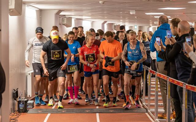 Starten på fjorårets 24-timers på Bislett. Vi ser blant annet Frank Løke og de to vinnerne Annette Velde Sande og Bjørn Tore Taranger. (Foto: Samuel Hafsahl)