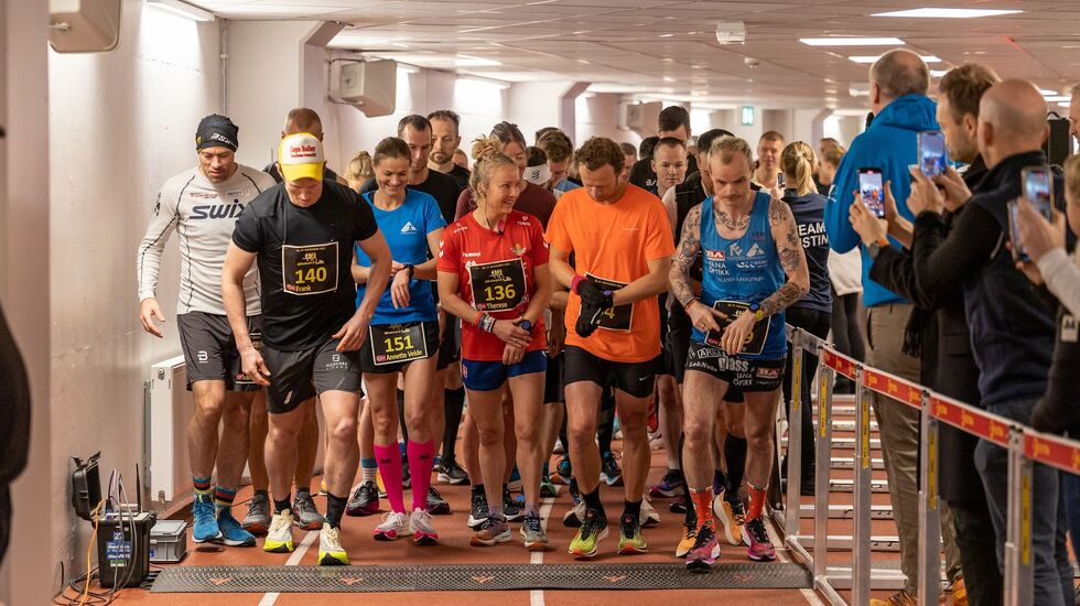 Starten på fjorårets 24-timers på Bislett. Vi ser blant annet Frank Løke og de to vinnerne Annette Velde Sande og Bjørn Tore Taranger. (Foto: Samuel Hafsahl)