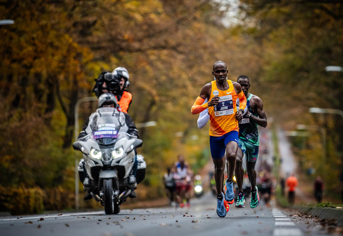 Jacob Kiplimo løp rekordfort i den langt fra flate løypa i Nijmegen i Nederland. (Foto: arrangøren) 