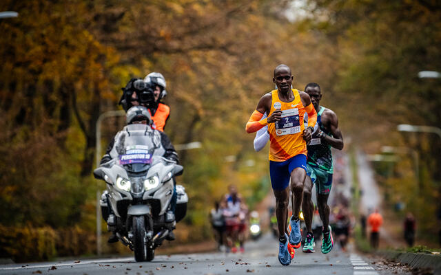 Jacob Kiplimo løp rekordfort i den langt fra flate løypa i Nijmegen i Nederland. (Foto: arrangøren)